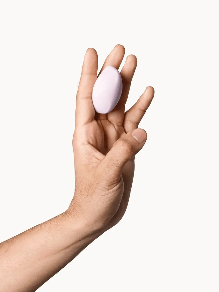 Dame Fin 2.0 Quartz worn between the fingers to show its discreet, hand-held design.
